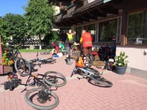 Mountainbikers vor de Pension Norika