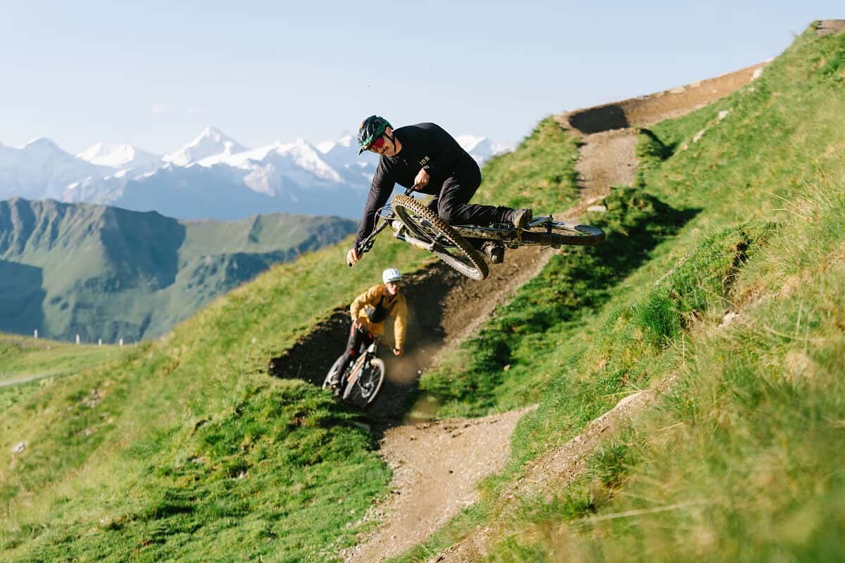Zwei Mountainbiker auf einer steilen Abfahrt in Saalbach